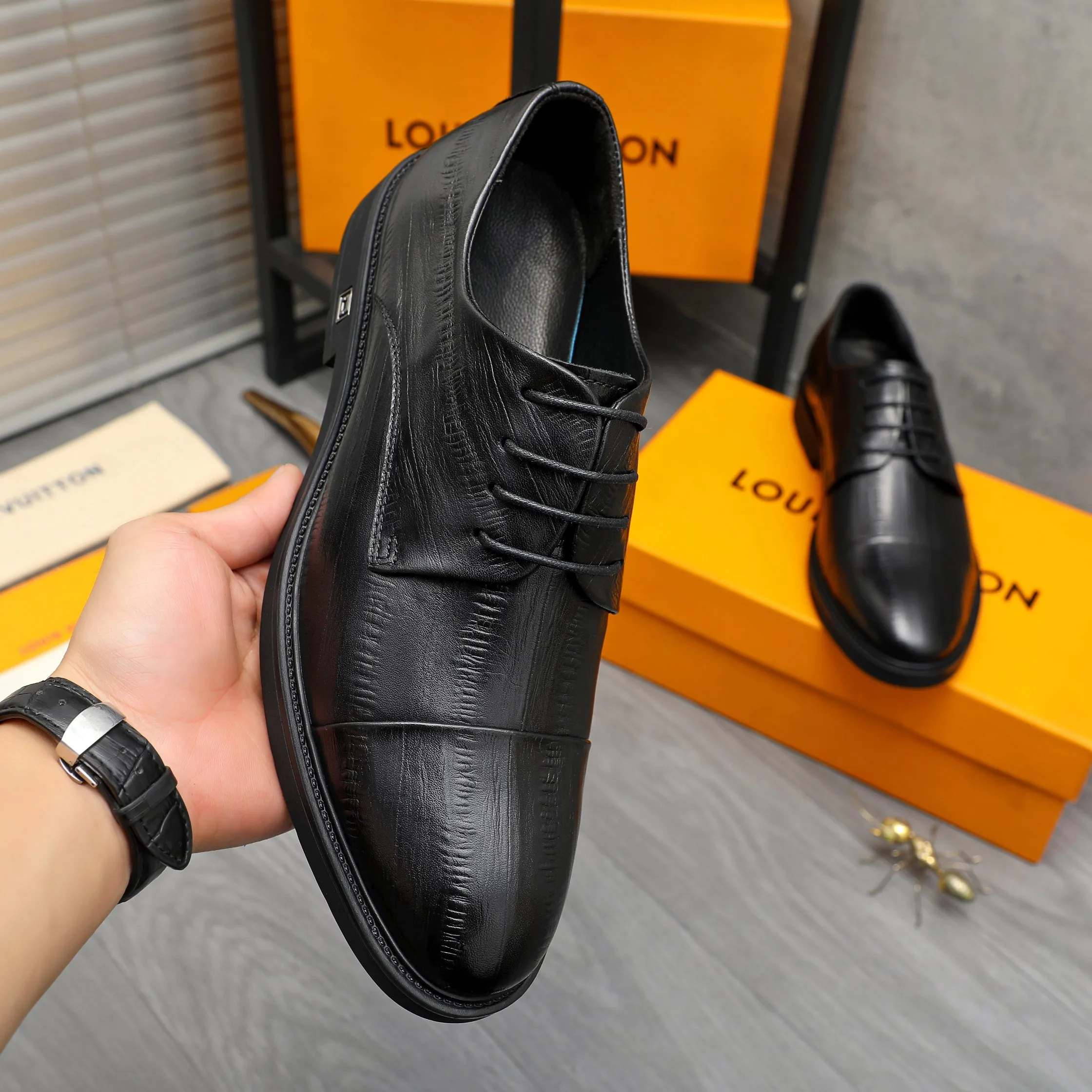 Men's shoes 💰p442 Product trademark: LV (Louis Vuitton) business lace-up leather shoes Regular size: 38-46 (45.46 custom-made, non-refundable) Product materials: Selected high-quality vertical grain cowhide upper, cowhide lining, rubber outsole